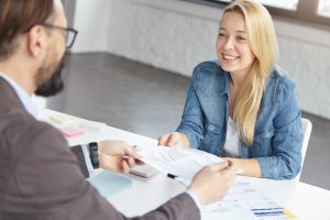 Peut-on se protéger contre les squatteurs avec une assurance ?