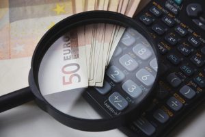 L&rsquo;énorme coût des assurances : un budget à prévoir pour la santé, l&rsquo;auto et l&rsquo;habitation tout au long de sa vie