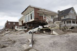 Comment protéger votre maison des catastrophes naturelles : conseils en cas d&rsquo;intempéries, incendies et séismes