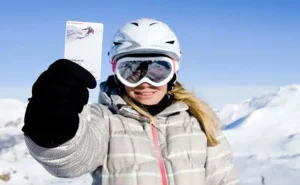 Ski et imprévus : que couvre vraiment votre carte bancaire et votre assurance habitation en cas d&rsquo;accident ?