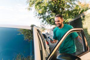 Assurance auto : pourquoi un nombre croissant de Français privilégient la formule au tiers pour réduire leurs dépenses
