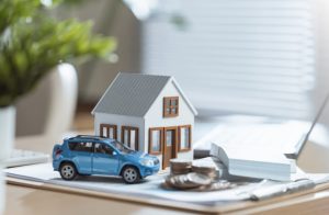 Optimisez vos économies en unifiant vos contrats d’assurance auto et habitation